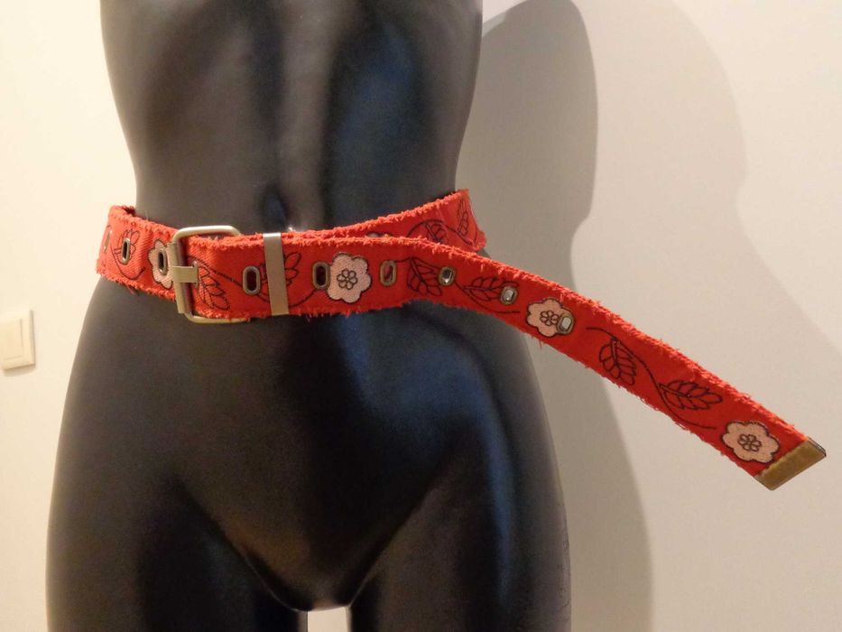 Cinto vermelho com flores