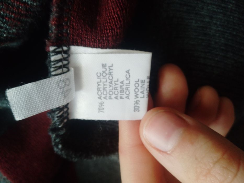 Продам теплий кардиган , сірий , з червоно-зеленим візерунком.