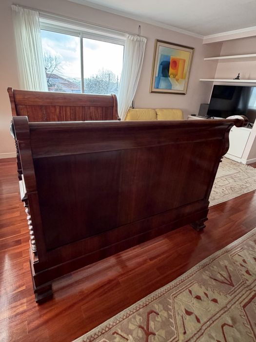 Vendo  cama de casal antiga estilo Imperio, madeira maciça.