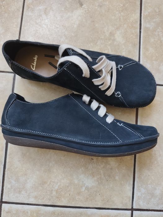 Женские новые кожаные темно-синие туфли Clarks на шнуровке, размер 40