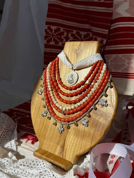 Шелести, згарди, коралове намисто