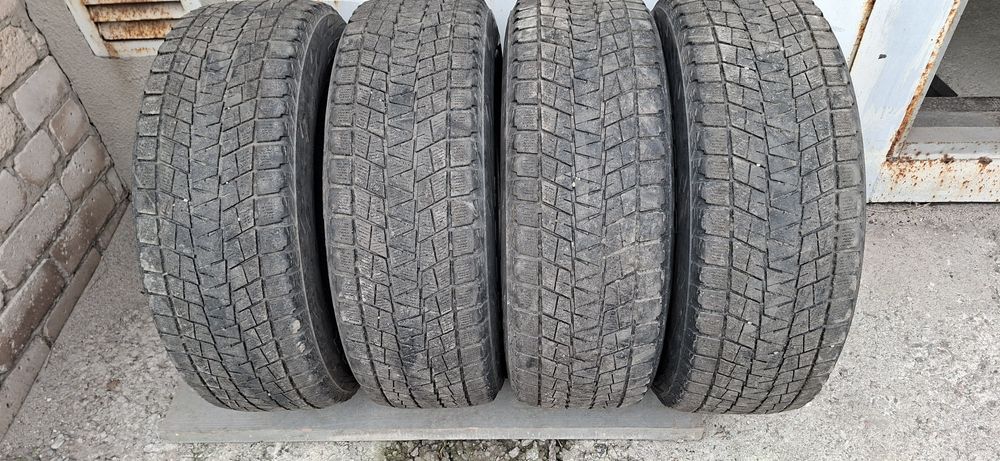 Шини 235/65R17 Bridgestone