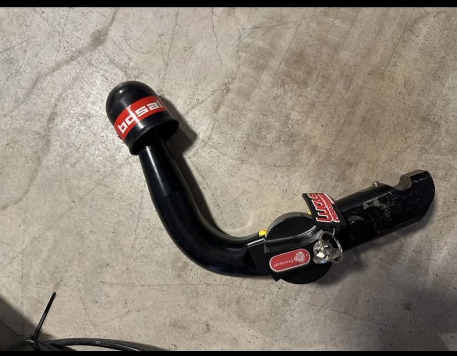 Conjunto de engate de reboque com bola de reboque e chicote elétrico