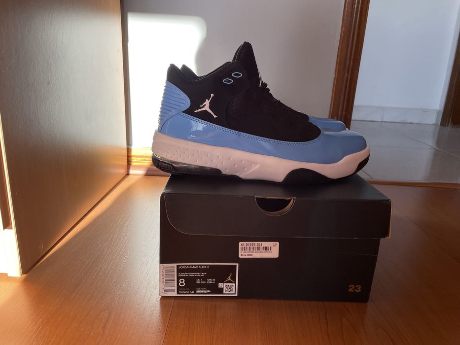 Jordan max aura 2 black university blue