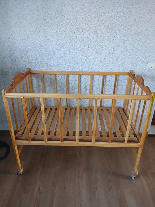 Дитяче ліжко дерев'яне