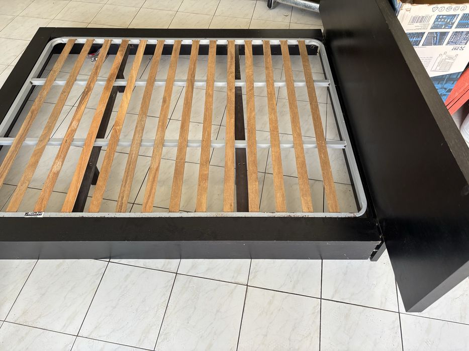 Cama de casal com as 2 mesas de cabeceira
