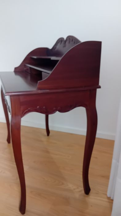 Cómoda em madeira clássica