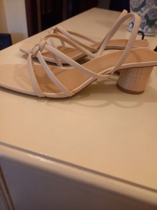 Sandálias cor beje