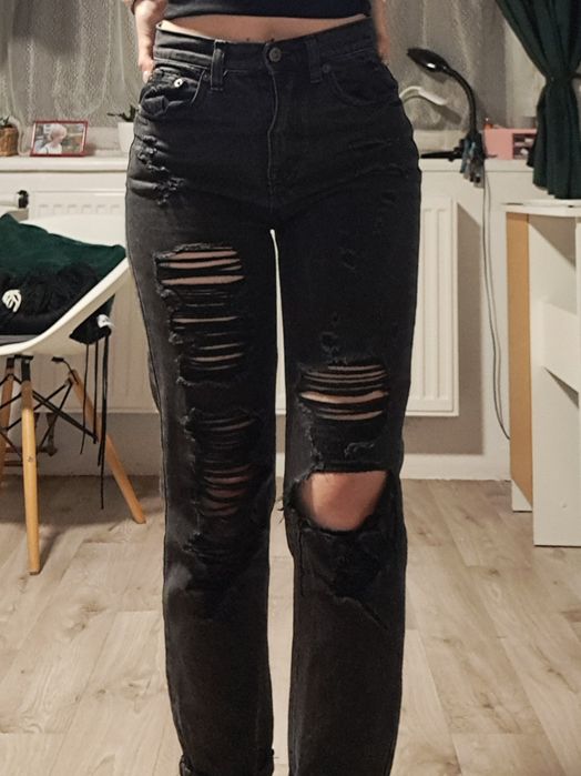 Podarte spodnie z dziurami mom jeans