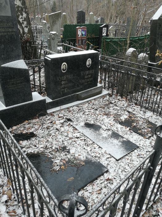 Прибирання могил у Вінниці