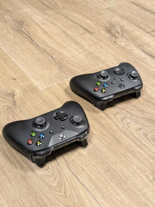 Xbox series X z dwoma padami i stacją dokującą | stan bardzo dobry