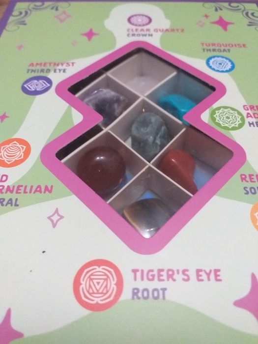 Коллекция кристаллов, предположительно для литотерапии или медитации.