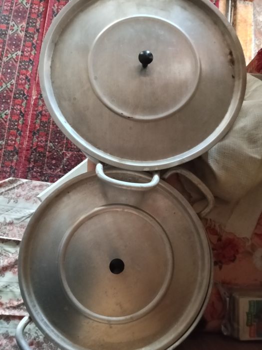 Продам дві алюмінієві кострюлі.