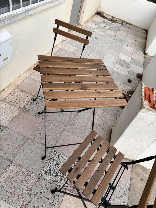 Vendo mesa e cadeiras de jardim/esplanada de casa
