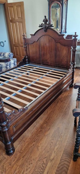 Conjunto cama de casal e guarda fatos estilo Romântico.