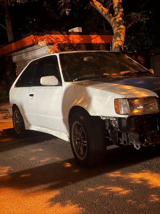 Авто Mazda 323 .