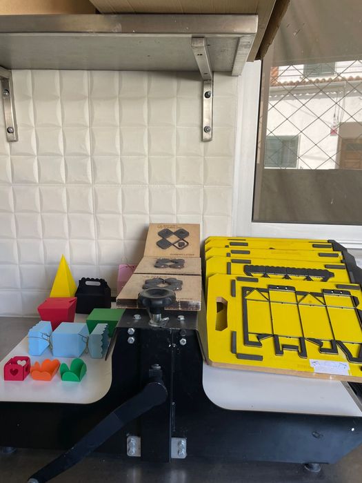 Máquina manual  de corte e vinculo para caixas de papel e forminhas