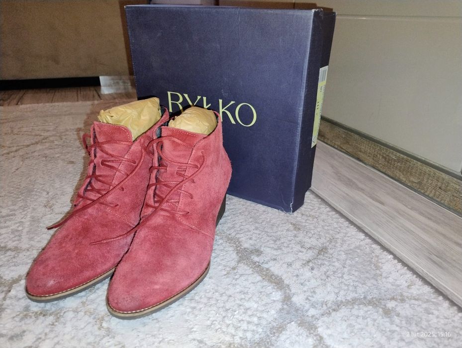 Buty ryłko czerwone zamszowe