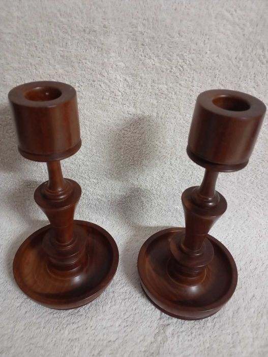 conjunto de 2 castiçais de madeira