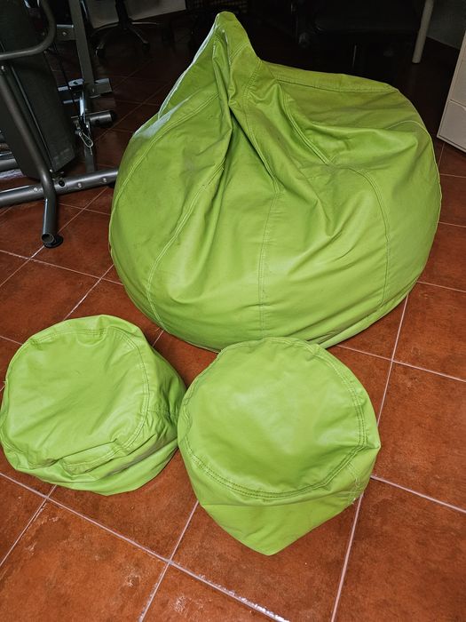 Conjunto de 1 puff grande, formato pêra com dois puffs pequenos (pés)