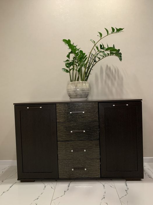 Комод вмісткий із 4 шухлядами і полками