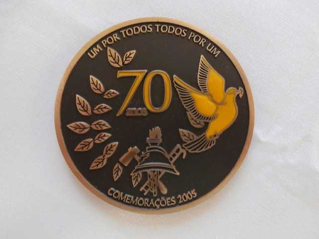 Várias medalhas de bombeiros