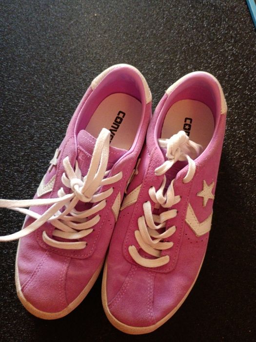 Tênis lilás Converse