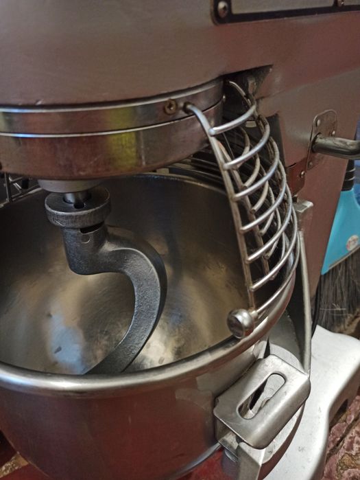 Профессиональный планетарный миксер-тестомес