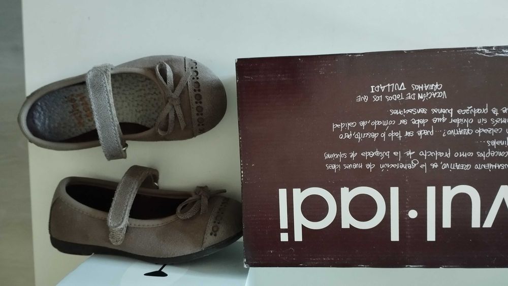 Sapatos em pele de menina novos em caixa