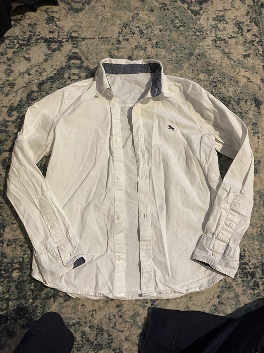 biała koszula ze znaczkiem