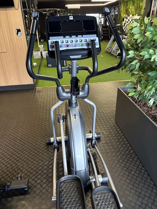 Elíptica Profissional BH Fitness LK8150 (Autoalimentada)