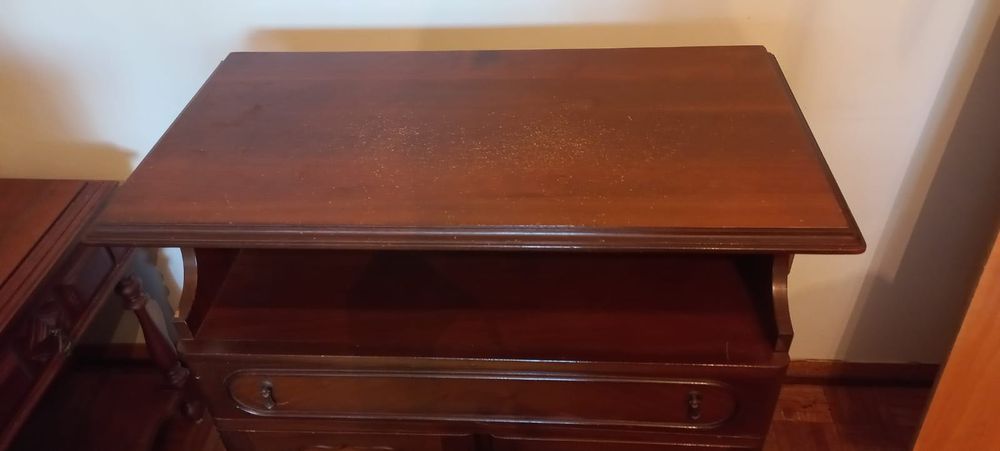 Móvel em madeira com gaveta e prateleiras