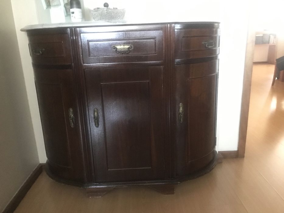 Móvel de corredor com pedra de mármore e espelho