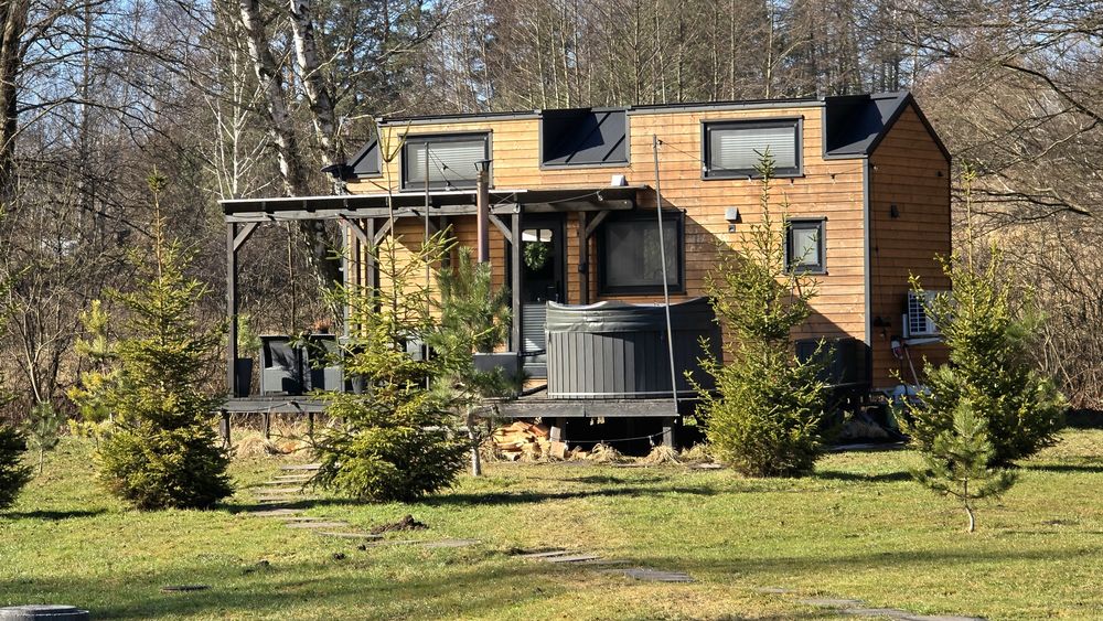 Tiny silent house domek wynajem wynajme las natura cisza jacuzzi bania
