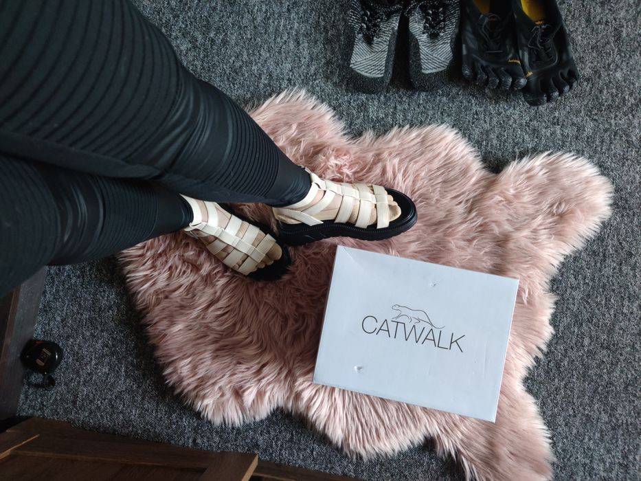 Nowe sandały na grubej podeszwie Catwalk