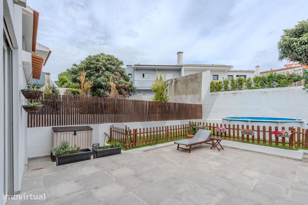 Moradia T3 Remodelada com Jardim, Terraço e Garagem em São Domingos de