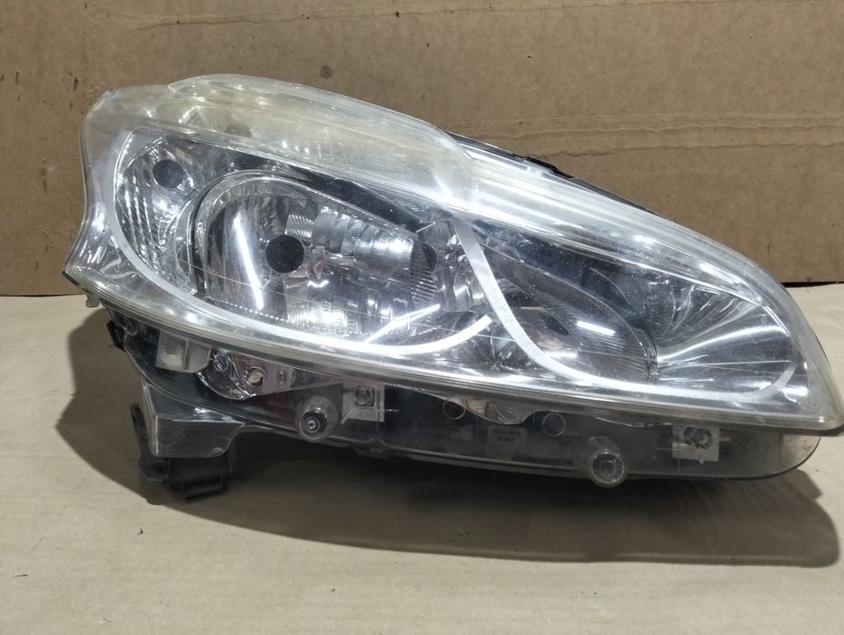 Lampa peugeot 208 prawa