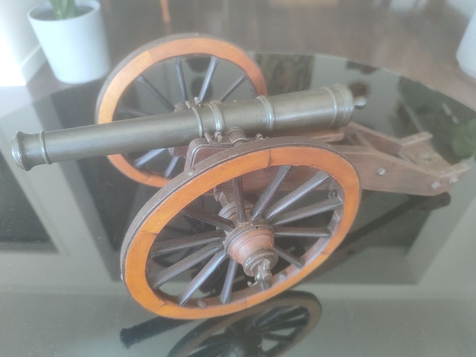 Modelo de canhão em bronze.