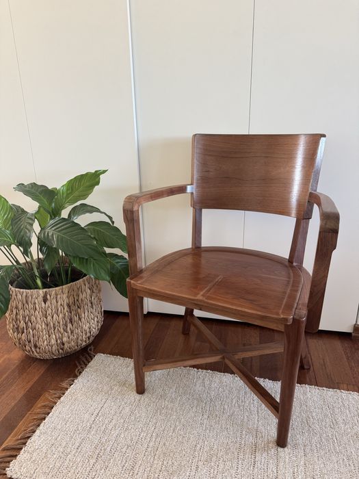 Cadeira com braços antiga