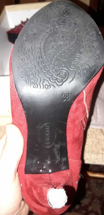 Oryginalne wygodne buty damskie z ozdobnymi kolcami Rozmiar 38