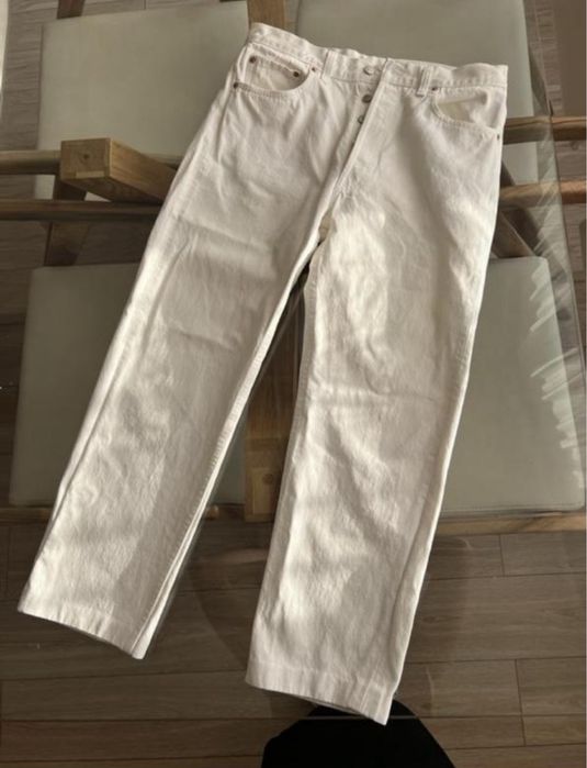 Джинси Levi’s.