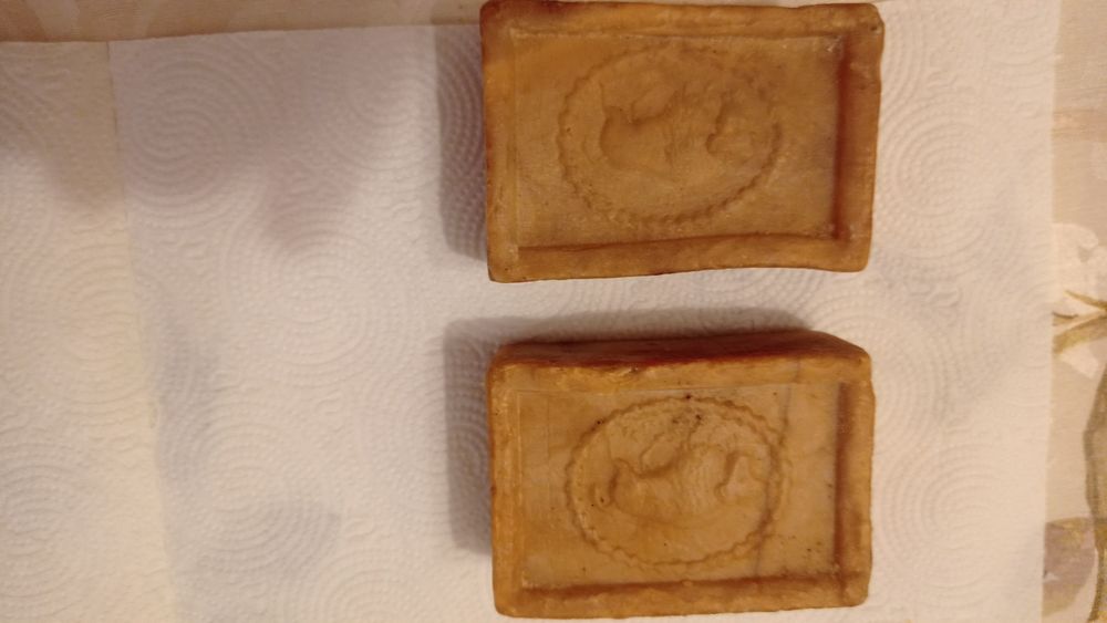 Dwa stare szare mydła