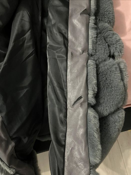 Kamizelka futrzana z kapturem.