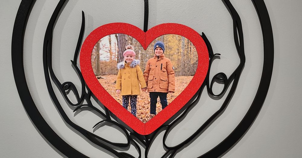 Obraz serce na dłoniach ze zdjęciem