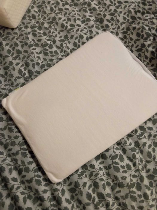 Almofada anti-regurgitação para bebé para berço ou alcofa.
