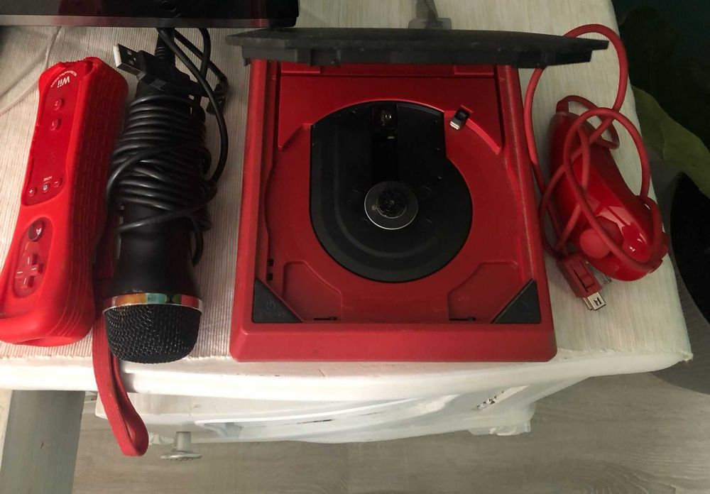 Red Wii + Controllers + Microphone64309584677761121