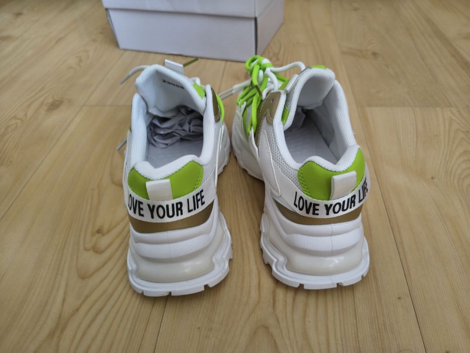 Modowe sneakersy na platformie