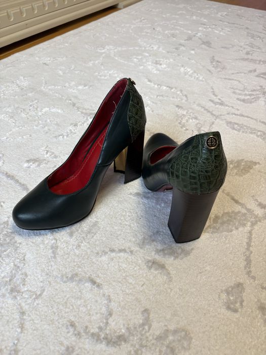 Туфлі з шкіри.