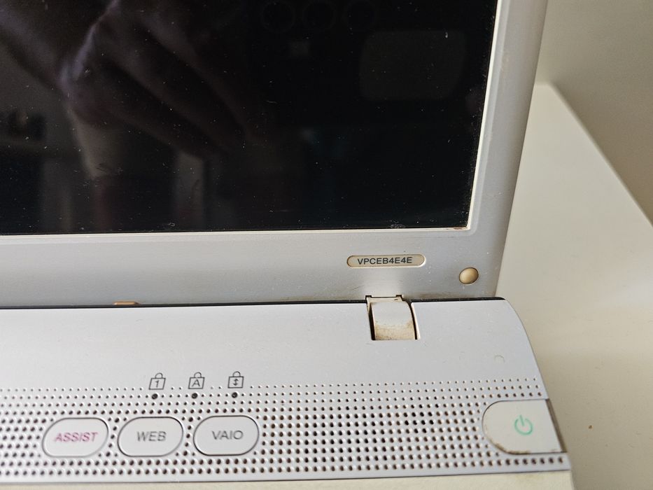 Laptop Sony VAIO VPCEB4E4E / 15.6" / Zasilacz w zestawie / Do biura, nauki