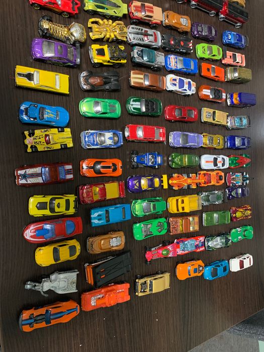 Duży zestaw HotWheels –ok. 70 sztuk + Ciężarówki.  Na sztuki.